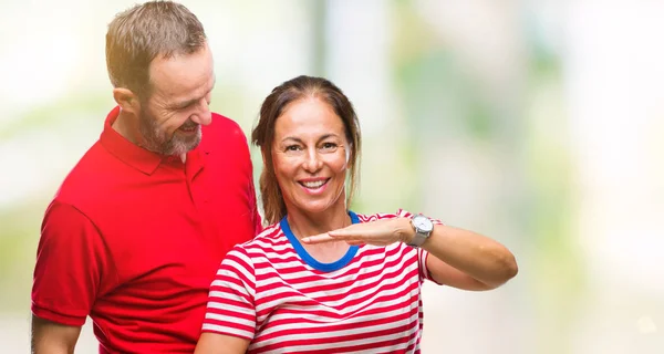 Middle Age Hispanic Couple Love Isolated Background Gesturing Hands Showing — Stock Photo, Image