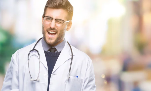 Joven Médico Guapo Hombre Sobre Fondo Aislado Guiño Mirando Cámara — Foto de Stock