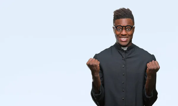 Unga Afroamerikanska Präst Mannen Över Isolerade Bakgrund Firar Överraskad Och — Stockfoto