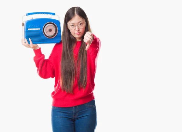 Young Chinese Woman Isolated Background Holding Vintage Radio Angry Face — Stock Photo, Image