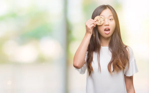 Joven Mujer Asiática Comiendo Galletas Chocolate Sobre Fondo Aislado Asustado —  Fotos de Stock