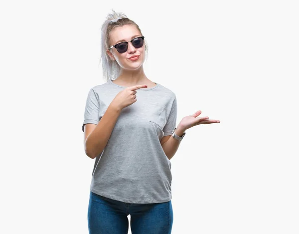 Young Blonde Woman Wearing Sunglasses Isolated Background Amazed Smiling Camera — Stock Photo, Image
