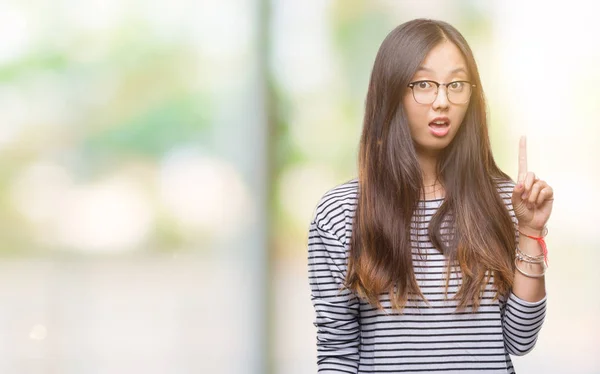 Mujer Asiática Joven Con Gafas Sobre Fondo Aislado Apuntando Con —  Fotos de Stock