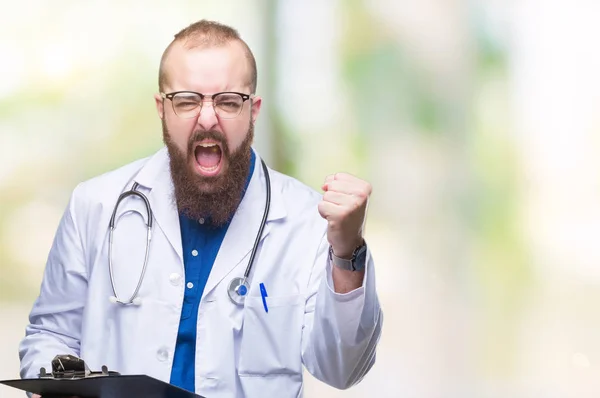 Jovem Médico Homem Segurando Prancheta Sobre Fundo Isolado Irritado Frustrado — Fotografia de Stock