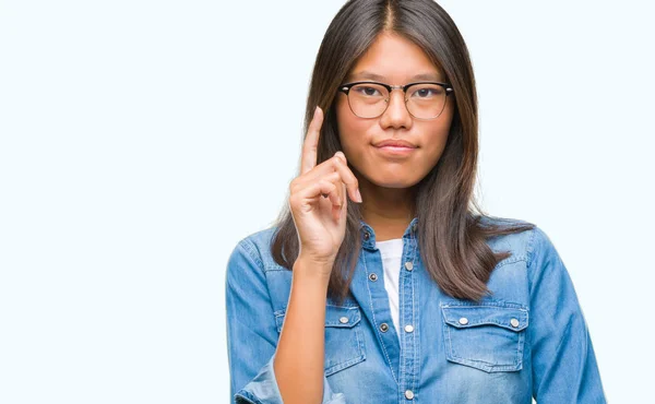 Mujer Asiática Joven Con Gafas Sobre Fondo Aislado Con Mano —  Fotos de Stock