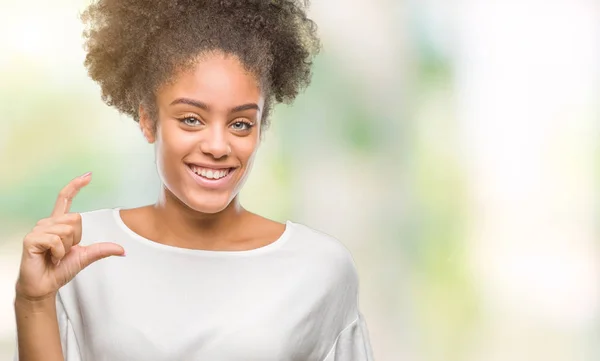 Joven Mujer Afroamericana Sobre Fondo Aislado Sonriente Seguro Gesto Con — Foto de Stock