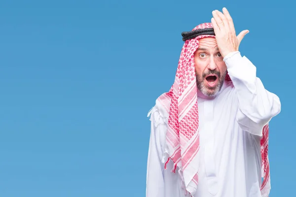 Ranghoher Arabischer Mann Der Keffiyeh Über Isoliertem Hintergrund Trägt Überrascht — Stockfoto