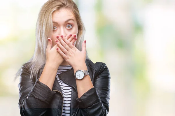 Junge Blonde Frau Trägt Modejacke Über Isoliertem Hintergrund Schockiert Mund — Stockfoto