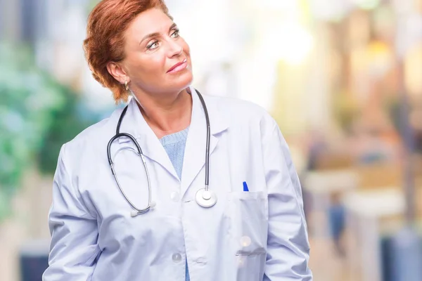 Senior Arts Van Kaukasische Vrouw Medische Uniform Dragen Geïsoleerd Achtergrond — Stockfoto