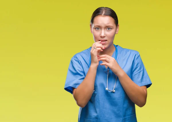 Mujer Joven Médica Caucásica Que Usa Uniforme Médico Sobre Fondo —  Fotos de Stock