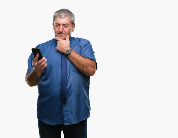 Knappe Man Van Senior Sms Verzenden Bericht Smartphone Geïsoleerd Achtergrond — Stockfoto