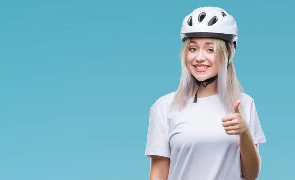 Jovem Loira Vestindo Capacete Segurança Ciclista Sobre Fundo Isolado Fazendo — Fotografia de Stock