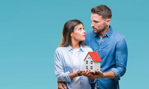 Jovem Casal Amor Segurando Casa Sobre Fundo Isolado Com Uma — Fotografia de Stock