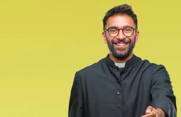 Hombre Sacerdote Católico Hispano Adulto Sobre Fondo Aislado Sonriendo Amistoso —  Fotos de Stock