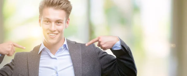 Homem Negócios Loiro Bonito Jovem Olhando Confiante Com Sorriso Rosto — Fotografia de Stock