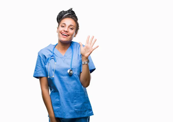 若い示す分離の背景の上髪アフリカ系アメリカ人の女の子専門の外科医を編組し 自信を持って 幸せな笑みを浮かべて 指で上向きナンバーファイブ — ストック写真