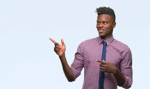 Jovem Homem Negócios Afro Americano Sobre Fundo Isolado Sorrindo Olhando — Fotografia de Stock