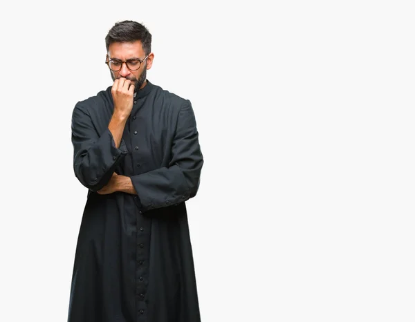 Pro Dospělé Hispánský Katolický Kněz Muž Izolované Pozadí Pohledu Stresovaní — Stock fotografie