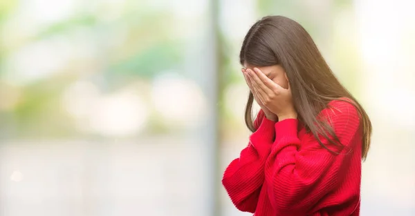 Jovem Bonita Hispânica Vestindo Camisola Vermelha Com Expressão Triste Cobrindo — Fotografia de Stock
