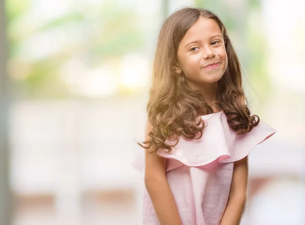 Menina Hispânica Morena Vestindo Vestido Rosa Olhando Para Lado Com — Fotografia de Stock