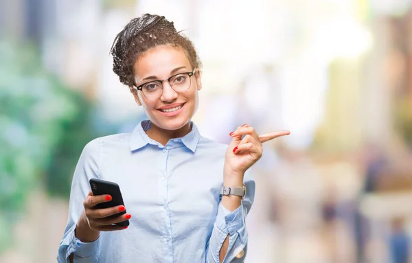 Ung Flätat Hår Afroamerikanska Business Tjej Med Smartphone Isolerade Bakgrund — Stockfoto