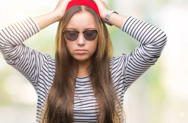 Joven Hermosa Mujer Caucásica Con Gafas Sol Sobre Fondo Aislado —  Fotos de Stock