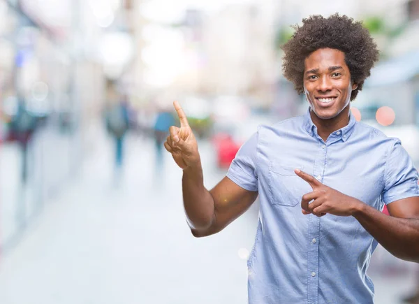 Afro Americano Uomo Sfondo Isolato Sorridente Guardando Fotocamera Che Punta — Foto Stock