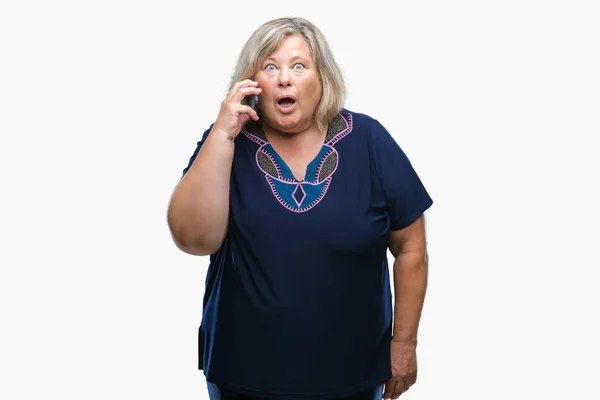 Senior Rozmiar Kaukaski Kobieta Rozmawia Przez Telefon Białym Tle Przestraszony — Zdjęcie stockowe