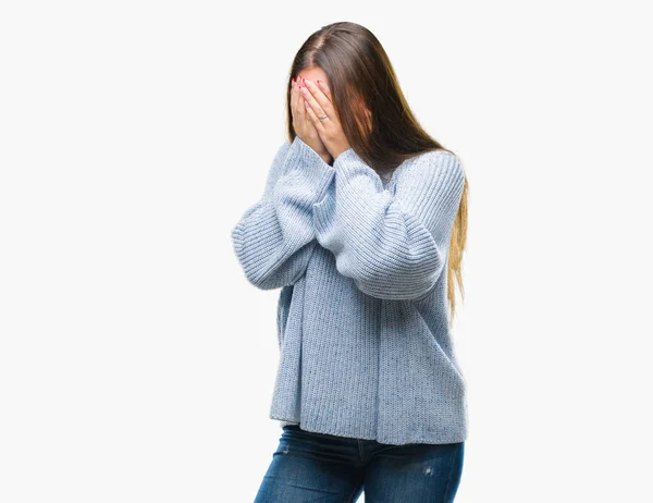泣きながら手で顔を覆っている悲しそうな表情で孤立した背景に冬のセーターを着た若い美しい白人女性 うつ病の概念 — ストック写真