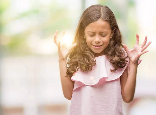 Bruna Ragazza Ispanica Indossa Vestito Rosa Che Celebra Pazzo Pazzo — Foto Stock