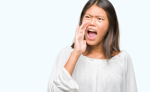 在孤立的背景下 年轻的亚洲妇女大声喊叫 一边用手在嘴上尖叫 沟通理念 — 图库照片