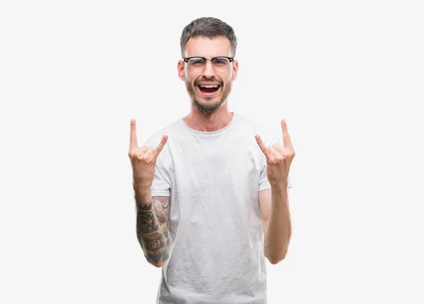 Young Getatoeëerd Volwassen Man Schreeuwen Met Gekke Expressie Doen Rock — Stockfoto