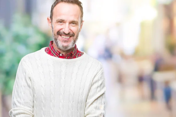 中年白髪シニア男性の顔に幸せとクールな笑顔で孤立した背景に冬のセーターを着ています 幸運な人 — ストック写真