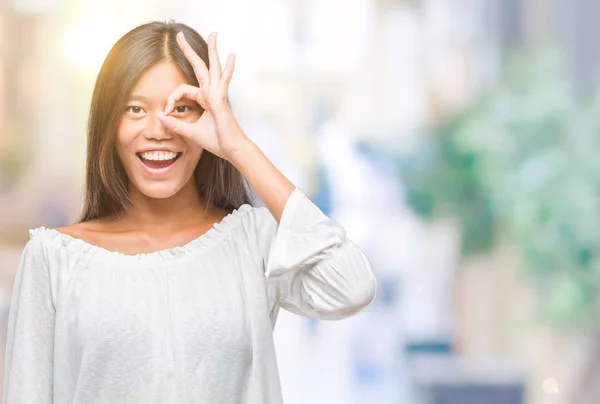 Młoda Azjatka Kobieta Białym Tle Robi Gest Ręką Uśmiechnięty Oko — Zdjęcie stockowe