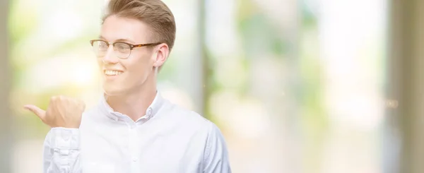 Joven Hombre Rubio Guapo Sonriendo Con Cara Feliz Mirando Señalando —  Fotos de Stock