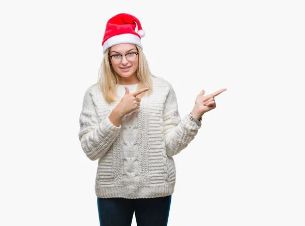 Junge Kaukasische Frau Mit Weihnachtsmütze Vor Isoliertem Hintergrund Lächelnd Und — Stockfoto
