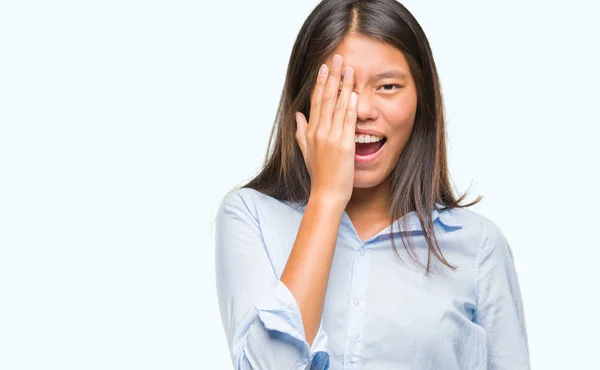 年轻的亚洲商业妇女在孤立的背景覆盖一只眼睛与手与自信的笑容和惊喜的情绪 — 图库照片