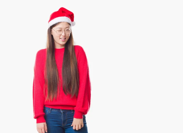 Jovem Chinesa Sobre Fundo Isolado Vestindo Chapéu Natal Piscando Olhando — Fotografia de Stock
