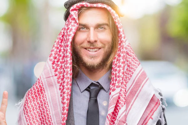 Joven Hombre Árabe Guapo Con Pelo Largo Usando Keffiyeh Sobre — Foto de Stock