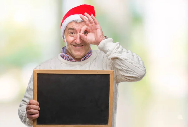 Stilig Senior Man Bär Jul Hatt Och Innehav Blackboard Över — Stockfoto