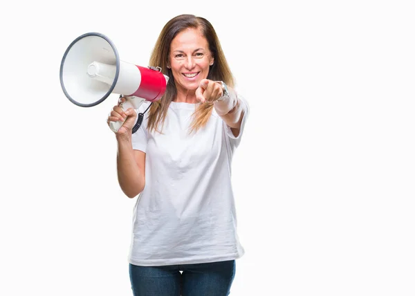 Hispanische Frau Mittleren Alters Schreit Durch Megafon Über Isolierten Hintergrund — Stockfoto