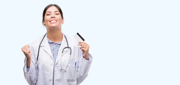 Jovem Médica Hispânica Segurando Cartão Crédito Gritando Orgulhoso Celebrando Vitória — Fotografia de Stock