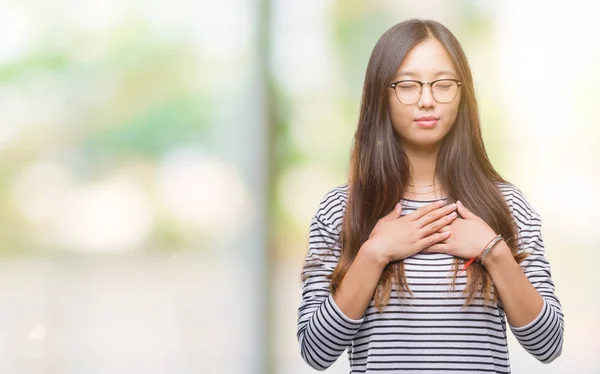 Jonge Aziatische Vrouw Bril Geïsoleerde Achtergrond Glimlachend Met Handen Borst — Stockfoto