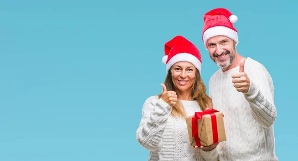 Coppia Ispanica Mezza Età Che Indossa Cappello Natale Tiene Regalo — Foto Stock