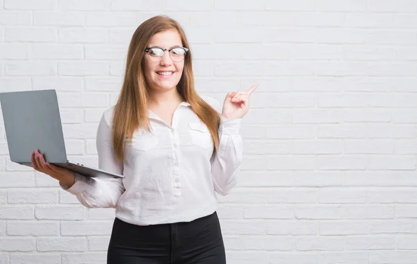 Unga Vuxna Affärskvinna Över Vit Tegelvägg Holding Dator Laptop Mycket — Stockfoto