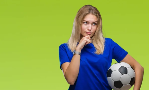 Junge Kaukasische Frau Hält Fußball Über Isoliertem Hintergrund Ernstes Gesicht — Stockfoto
