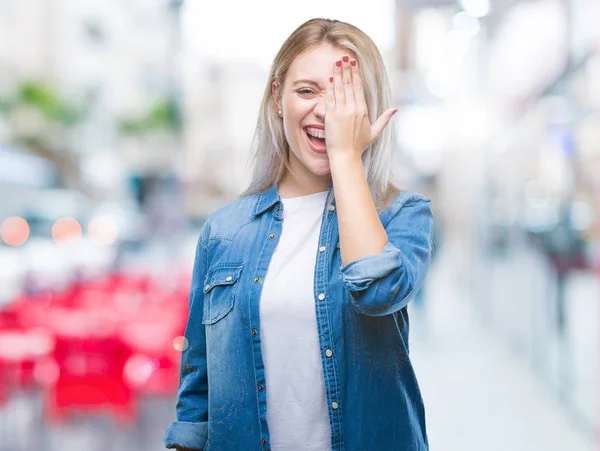 在孤立的背景下 年轻的金发女人脸上充满自信的笑容和惊喜的情绪 — 图库照片