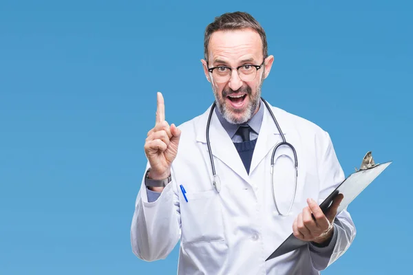 Médico Hoary Sênior Meia Idade Segurando Prancheta Sobre Fundo Isolado — Fotografia de Stock