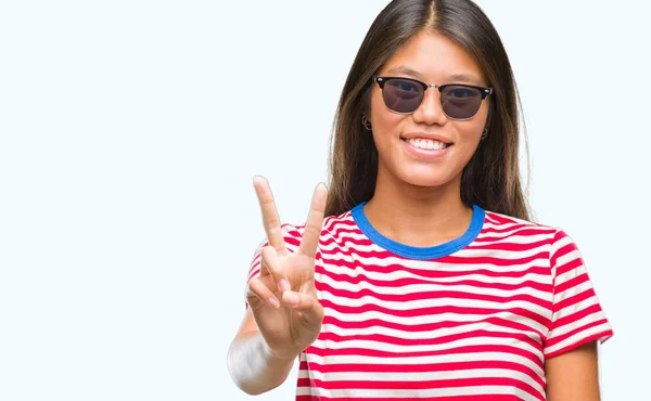 Giovane Donna Asiatica Che Indossa Occhiali Sole Sfondo Isolato Sorridente — Foto Stock