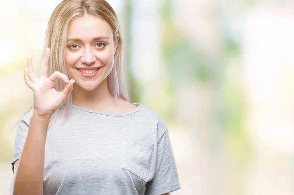 Jonge Blonde Vrouw Geïsoleerde Achtergrond Glimlachend Positieve Doen Teken Met — Stockfoto